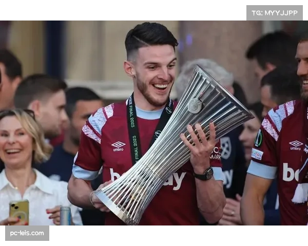 西汉姆联社区活动：赖斯回归东伦敦，与小球童共同参加反歧视活动